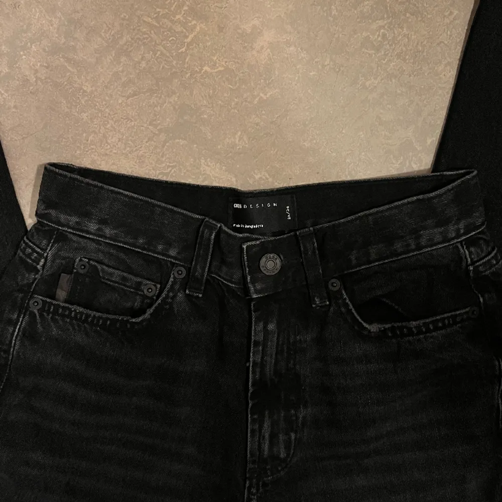 Helt nya och oanvända svarttvättade jeans med medelhög midja och raka ben från Asos.com. Storlek W26/L34. Midjevidd: 70cm. Längd: 105cm. Innerbenslängd: 80cm. ✨. Jeans & Byxor.