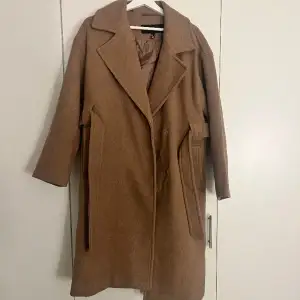 Jättefin brun lång kappa från VERO Moda, använd en gång.