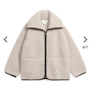 Snygg teddyjacka - Köpt för ungefär ett halvår sedan, väldigt bra skick. Kan skicka fler bilder vid intresse. Säljer för 1400kr⭐️⭐️