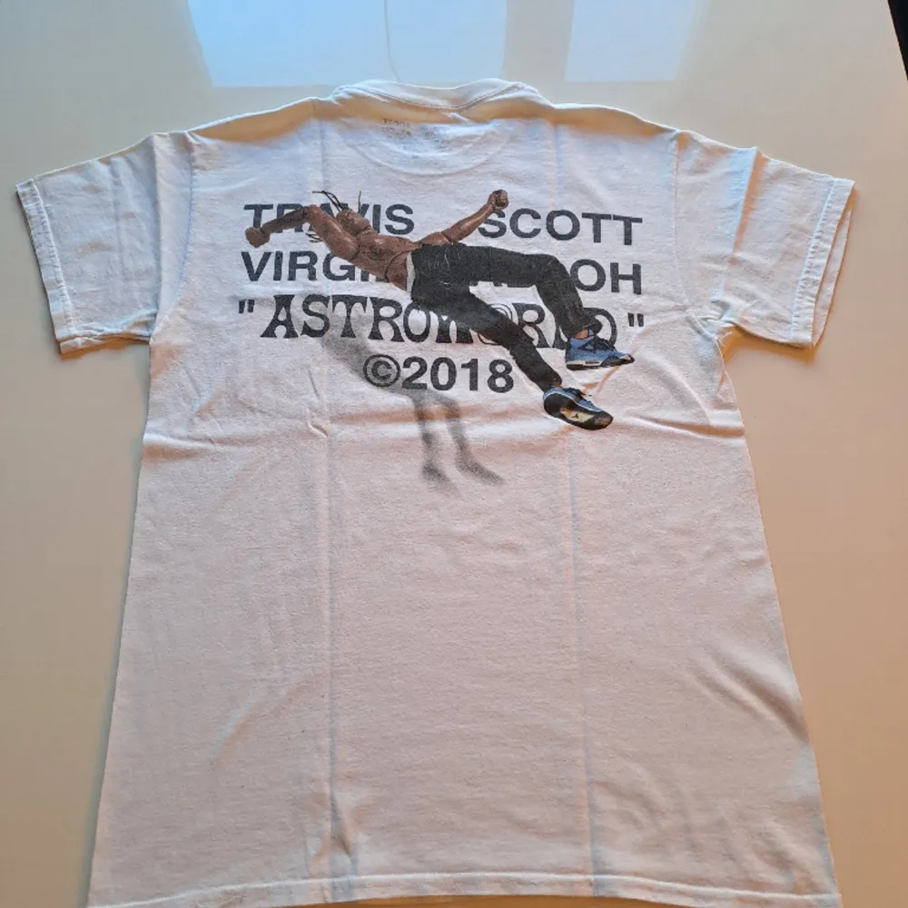 Varumärke: Travis Scott x Off White Produkt: T-Shirt  Material: 100% bomull  Storlek: M Färg: Vitt Kondition: OK Begagnat skick Mått: L: 69cm B: 50cm Kön: Herr/Unisex   (Fyra små svarta fläckar). T-shirts.