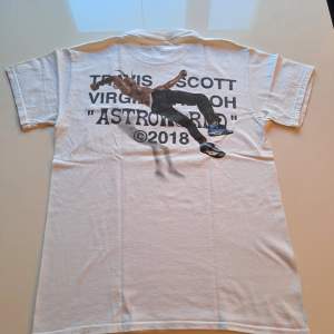 Varumärke: Travis Scott x Off White Produkt: T-Shirt  Material: 100% bomull  Storlek: M Färg: Vitt Kondition: OK Begagnat skick Mått: L: 69cm B: 50cm Kön: Herr/Unisex   (Fyra små svarta fläckar)