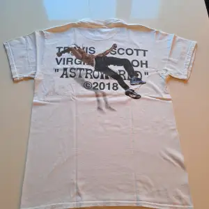 Varumärke: Travis Scott x Off White Produkt: T-Shirt  Material: 100% bomull  Storlek: M Färg: Vitt Kondition: OK Begagnat skick Mått: L: 69cm B: 50cm Kön: Herr/Unisex   (Fyra små svarta fläckar)