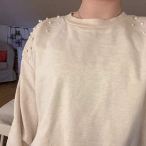 Säljer en beige tröja med pärlor från Lindex  zize 10-12 år storlek 146-152 säljer pga inte min stil och inte min storlek skriv innan köp och för frågor pris kan diskuteras inga defekter 