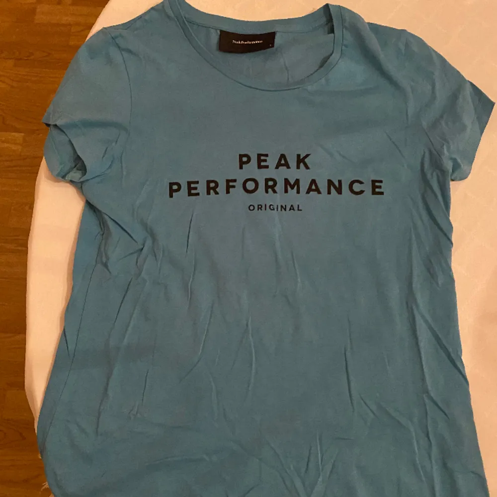 Två fina peak performance t-shirts😍. T-shirts.