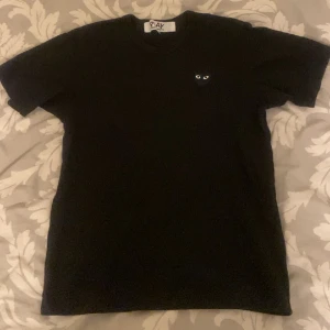 Cdg T Shirt - Tjo! Säljer min CDG t shirt då den inte passar mig  Storlek M  Svart  Hör av er för frågor, villig o släppa för billigare vid snabb affär