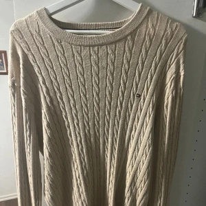 Crew neck från Tommy Hilfiger - Tja, säljer denna fräscha crew neck från Tommy Hilfiger använd enbart en gång är i 10/10skick. Är i storlek S men passar även någon i medium. Nypris ligger på 1599kr,, säljer den för mycket billigare men pris går att diskuteras!