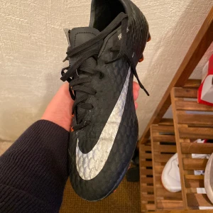 Hypervenom Phantom - Hypervenom phantom storlek 42, använda fåtal gånger. Sälj pga för små för mig. 