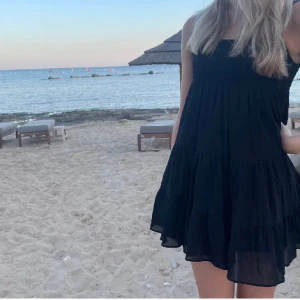 Klånning - Jätte söt klänning från zara! Tror inte den finns o köpa längre då den är köpt för två år sen🫶🏼 bara använd en gång vilken är den gången på bilden!