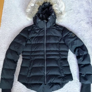 Calvin Klein Dunjacka - Jackan är i gott skick med inga skador.