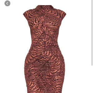 Mönstrad klänning - Helt oanvända, sälj pga fel storlek  Dm om fler frågor💞