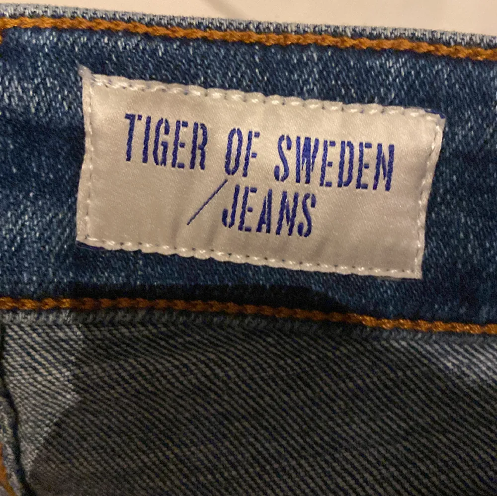 Säljer mina feta Tiger of Sweden jeans. Nypris:1600. Vårt pris: 299. Använt endast ett fåtal gånger, utan defekter! (hör gärna av er vid fler frågor ). Jeans & Byxor.