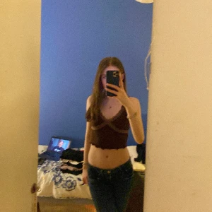 Brunt crop top linne - Brunt crop top linne med biroderi detaljer. Från hm divided i storlek s men passar säker också xs pga stretchigt material. 