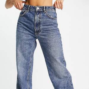 Mörkblåa jeans från stradivarius, dad jeans. Helt nya med prislapp kvar. Köptes för 359 