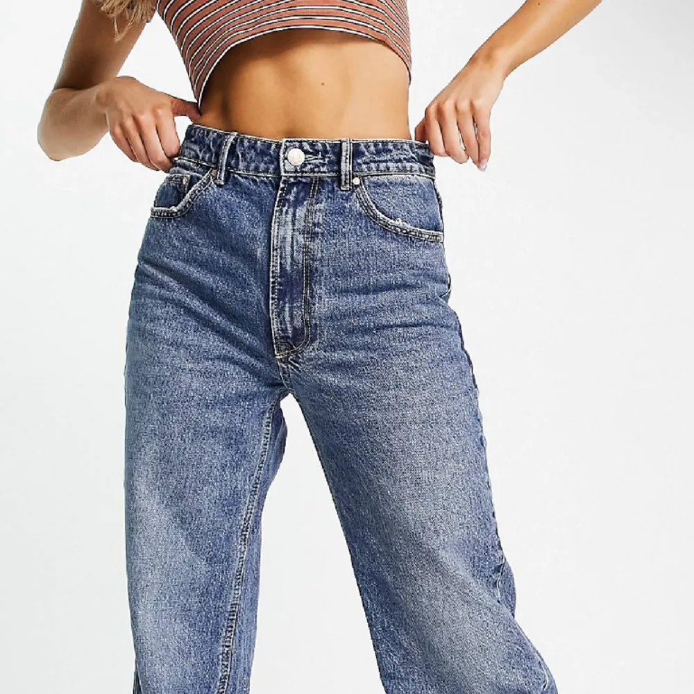 Mörkblåa jeans från stradivarius, dad jeans. Helt nya med prislapp kvar. Köptes för 359 . Jeans & Byxor.