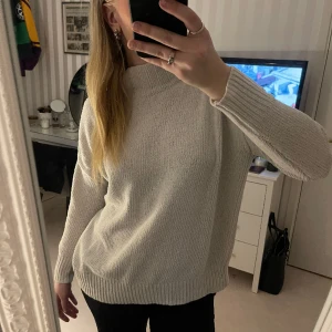 vit stickad tröja  - otroligt mysig vit stickad tröja från bikbok, tröjan har polokrage men går att vika in så man får en ”vanlig stickad tröja”