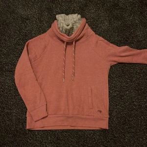 Mys polotröja  - Härlig och mysig polotröja. Dubbelkage. Kommer från ett djur och rökfritt hem 