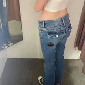 Säljer lågmidjade jeans ifrån Gina  - Storlek 158  Mörkblå färg