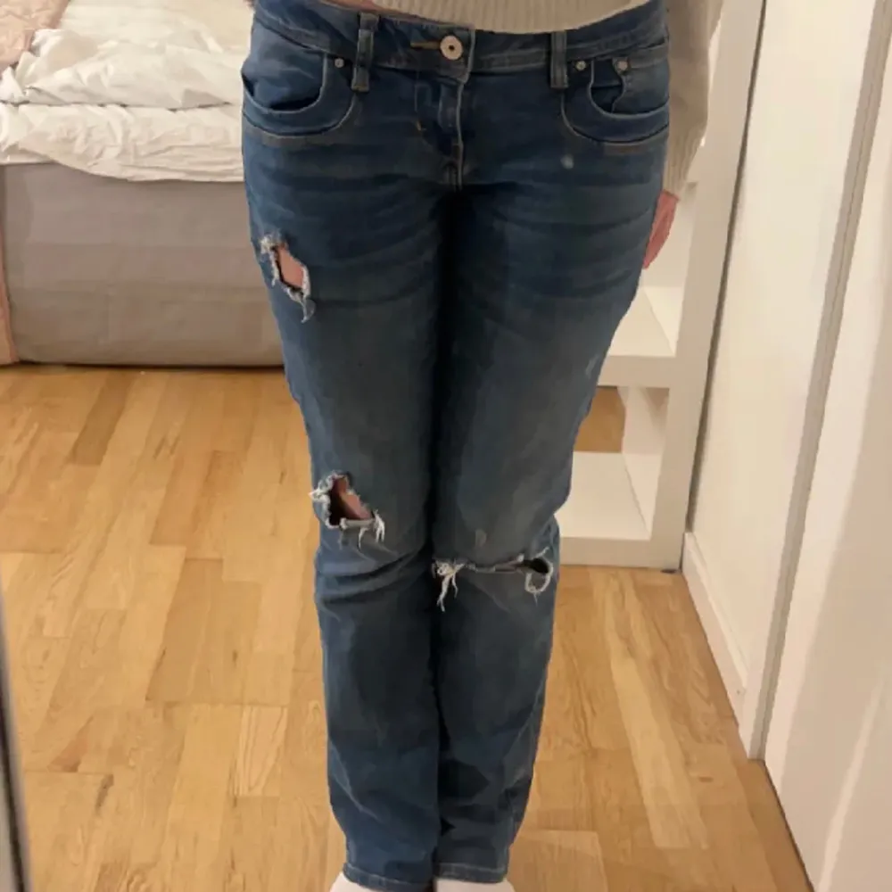 Säljer mina skit snygga ltb jeans då dem är för långa på mig som är 158 (lånad bild) köpta för 799kr ser helt nya ut . Jeans & Byxor.