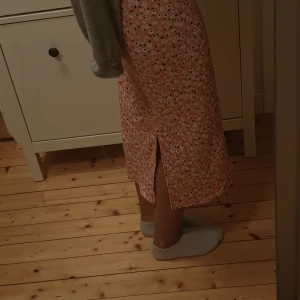 Kjol - En rosa blommig kjol från Lager 157. Säljer kjolen för att den sällan används. Jag är ungefär 164. Priset kan diskuteras!