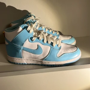 Nike dunk hig blue chill  - Hej Säljer ett par dunk hig eftersom att dom tyvärr inte passar. Dom här är perfekt för dig som vill ha ett par snygga skor till sommaren. Unikt vinter pris endast 800kr. Dessa kostar nya 2100kr. Tveka inte att höra av er med frågor och funderingar 