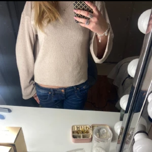 Beige tröja - Säljer denna gulliga tröjan jag köpte på HM för ett tag sen, säljer då den inte kommit till användning💕