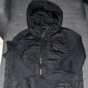 J. Lindeberg hybrid jacka - Säljer min J.Lindeberg hybrid jacka. En populär jacka som jag använt 2 gånger. 