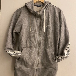 Gant kofta - ÄktaGant kofta I storlek S aldrig kommit till användning och bara hängt i garderoben💕köpt på zalando för nått år sen ord priset var ca 700kr  Inga fläckar eller nått fel och den är inte nopprig jätte skönt material  och har två fickor mer bilder kan 