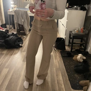 Madlady kostymbyxor - Jättefina beiga oanvända madlady kostymbyxor stl 34 L 32, endast testad då jag tyckte att dom inte passade mig men var för snabb att klippa bort lappen. Nypris 649:- säljer för 300:- 🤍 skicka om du vill ha fler bilder 
