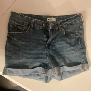 Jeansshorts  - Snygga jeansshorts ifrån Gina, Stl 36  Fick dom men de va för stora tyvärr därför säljer jag dem💕