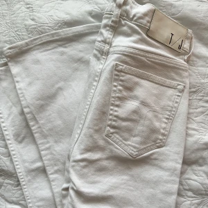 Tiger of Sweden  - Vita Tiger of Sweden jeans Är 166cm lång och de perfekta. Funkar för längre tjejer också🤍 Nypris: 1300kr