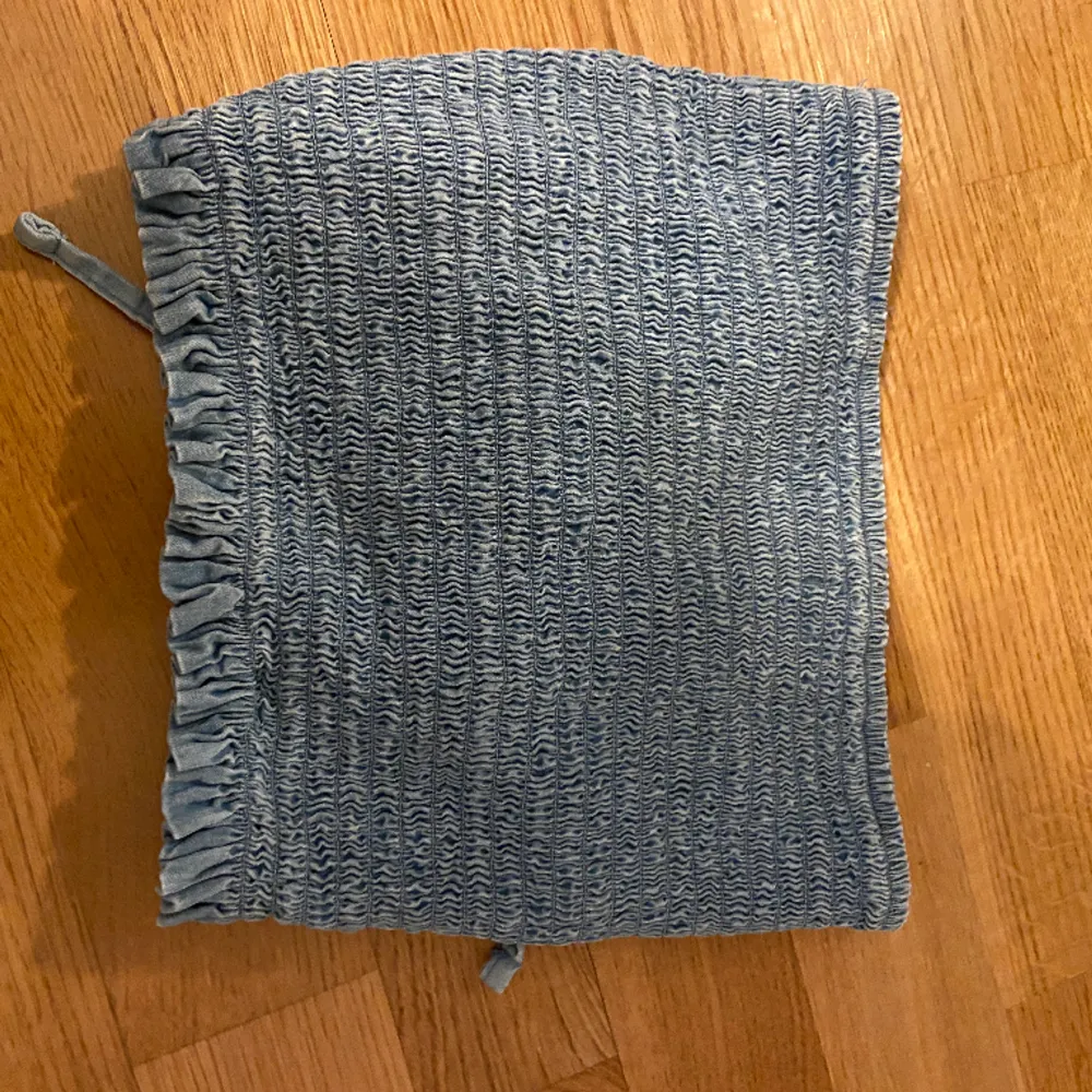 Kort bandeau topp i jeans blå färg💙 knytning i mitten, stretchig. Toppar.