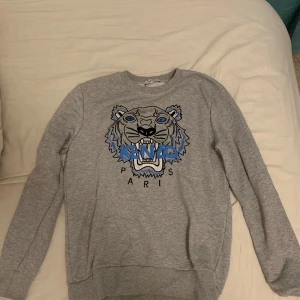 Kenzo tröja  - Kenzo tröja grå använt få gånger.