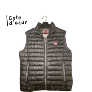 Colmar väst - Säljer nu denna skit snygga väst från Colmar. Skick 7/10 och såklart äkta. Den är i storlek 48, skulle säga att den passar S och M. Nypris: 2500kr, vårt pris: 649kr! 🍾✌️