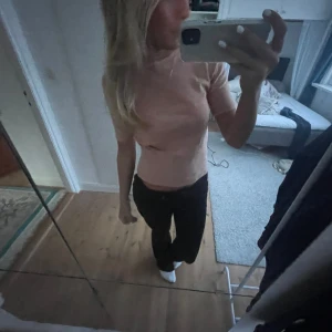 T-shirt  - Jättesnygg t-shirt i lite ”jeansmaterial” från zara, (dock mjuk) helt oanvänd, prislappen sitter kvar💕