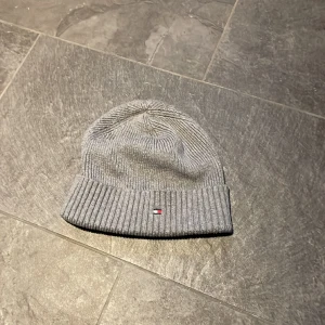 Tommy hilfiger mössa - Helt ny hilfiger mössa som aldrig använts (skick 10/10)  Nypris 500 kr Mitt pris 250 kr Hör av er vid funderingar!