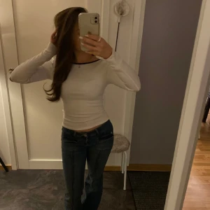 vit topp  - superfin vit långärmad topp med svart ”kant” samt öppen rygg 😍 endast använd 1 gång (!!) så precis som ny😇 helt slutsåld i alla storlekar på hemsidan - se sista bilden 💌 skriv privat innan du köper så jag är beredd !😙