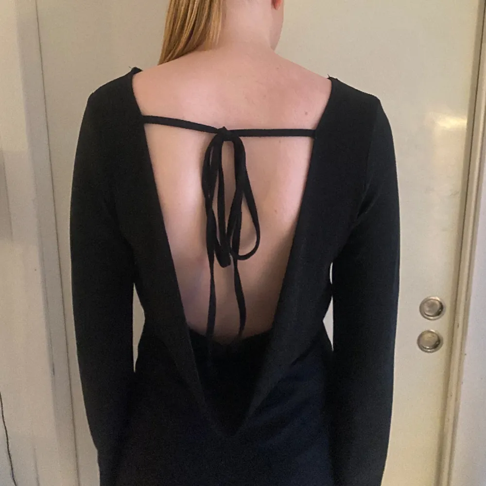 Säljer en jätte fin svart glittrig klänning med öppen rygg. Den är aldrig använd då jag köpte den nyligen men gick inte att lämna tillbaka så säljer den här istället. Är köpt för 920 kr men jag säljer den för 500 kr. . Klänningar.