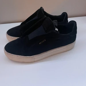 Axel arigato  - Säljer nu mina Axel arigato skor pga dom har blivit för små dom är i ett toppen skick skulle säga 9/10 allt og följer med förutom dustbagen tvecka inte om du har några frågor!