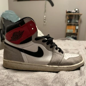 Air Jordan 1 high Smokey gray - Säljer mina Air Jordan 1 Smokey gray. Nya original snören finns med som är vita. Box tillkommer. Fler bilder kan jag skicka till er privat om ni vill ha det. Ny pris 3999 kr. Priset kan sänkas vid snabb affär!