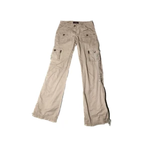 Lowaist bootcut cargobyxor  - Nice beiga cargobyxor men snygga unika detaljer ❤️ köpta på Humana💋 sitter skitbra‼️  Midjemått:36cm tvärsöver  Innerbenslängd:77cm