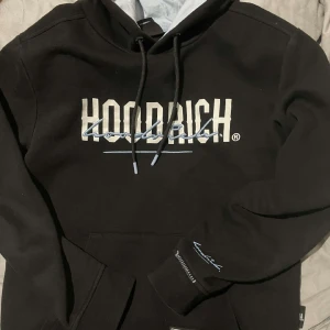 Hood rich - Säljer en helt ny Hood rich tjocktröja unlimited original pris 850kr {ser bättre ut i verkligheten}