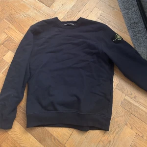 Stone island sweatshirt  - Stone island sweatshirt, mörkblå extremt bra skick inga fläckar Inge hål 9/10. 