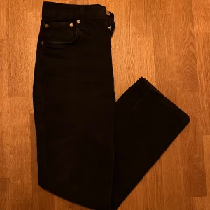 Levi’s 501 - Svarta Levi’s 501 i väldigt bra skick. Nypris 1300kr DM vid frågor!