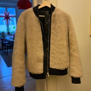 The Kooples Teddy jacka - Teddy jacka med läder på insidan från The Kooples. Använd en gång. Nypris 395€