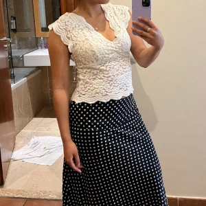 Spets topp - Intressekoll på denna spetstopp jag köpt på Plick! Väl använd och tecken på användning finns (nopprig på vissa ställen). Men fortfarande i fint skick. Storlek M men passar S lika bra! 