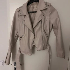 Skinnjacka  - En fin beige skinnjacka som jag tror kommer ifrån zara är lite osäker. Den är använt och ser lite använd ut men har fortfarande bra skick. 