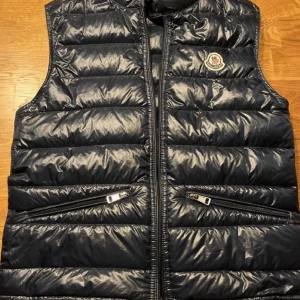 Moncler gui gilet väst  - Den är i storlek 0 alltså mellan S och XS😁. 100% äkta med digitalt kvitto. jag har köpt den på Garmsmarket✅. Vissa byten kan jag gå med på. Priset är diskuterbart💯.