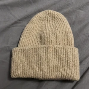 Mössa - Säljer denna beiga mössan då den inte är min färg