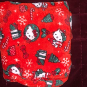 Hello Kitty byxor - Hej säljer mina jätte sköna jul hello Kitty byxor❤️ ingen skada knappast använda🫶🏻fick som julklapp av min kille då tanken va vi skulle ha matchande men gjorde slut för nåra dgr sen, kan ge bort gratis vill it ha minnen kvar av hnm❤️