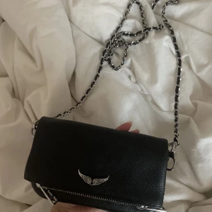 liten zadig väska  - säljer den eftersom jag inte använder den, perfekt för mobil lite smink och nycklar 💕 original pris 2135 kr 